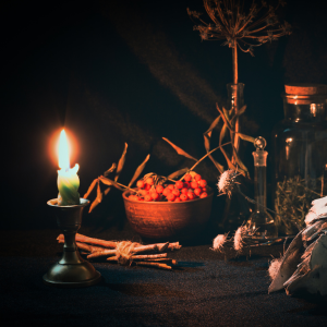 Autel de Samhain avec bougie chaleureuse, citrouille d'automne et feuilles mortes