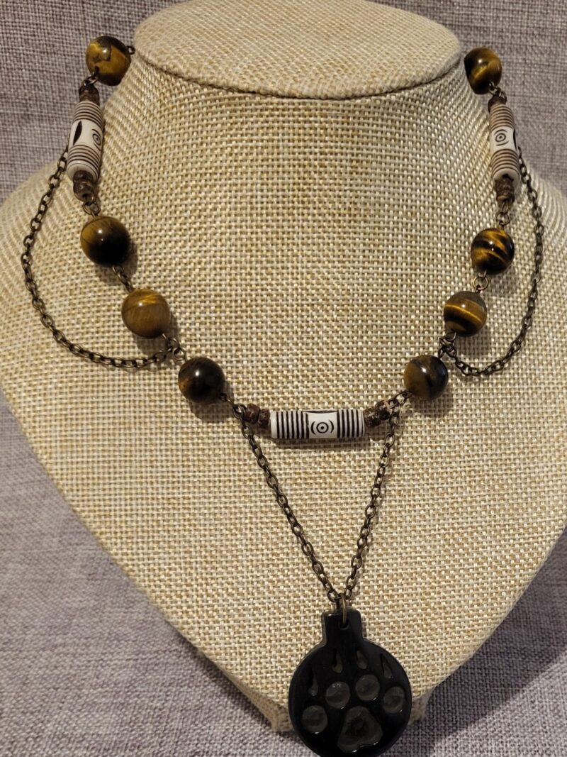 Collier Völva : Os de Yak et Œil de Tigre