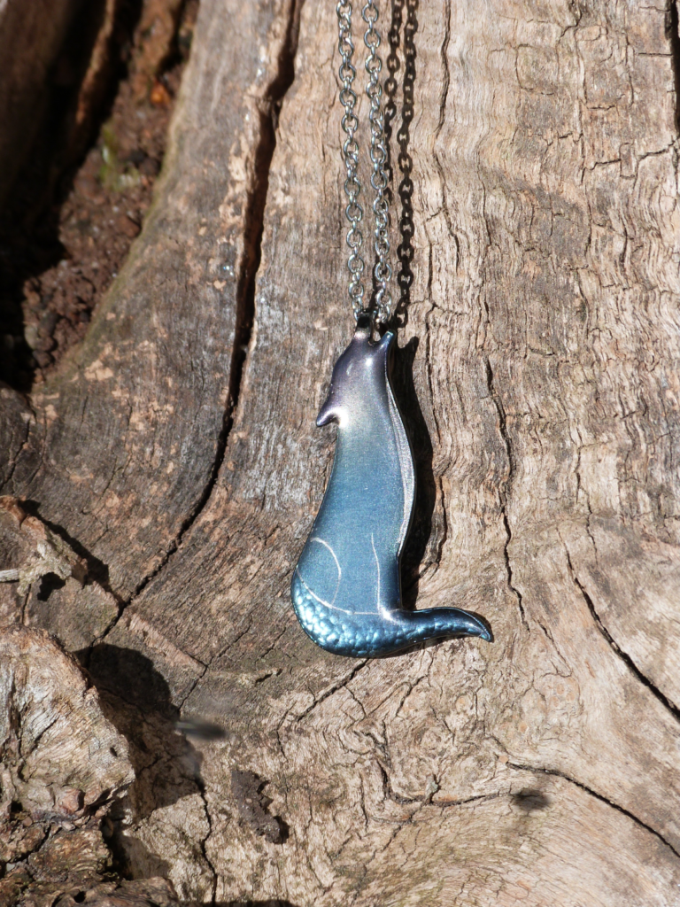 Pendentif loup bleu en acier bleui