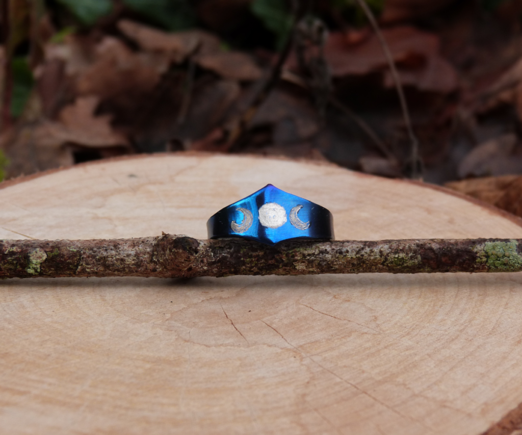bague cycle lunaire en titane bleui avec cycle lunaire gravé