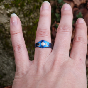 bague cycle lunaire en titane bleui avec cycle lunaire gravé
