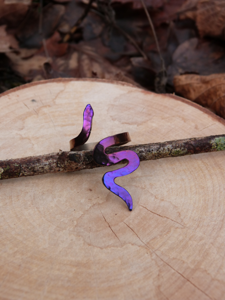 bague serpent multicolore en titane