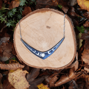 Plastron fin cycle lunaire en acier bleui et nacre