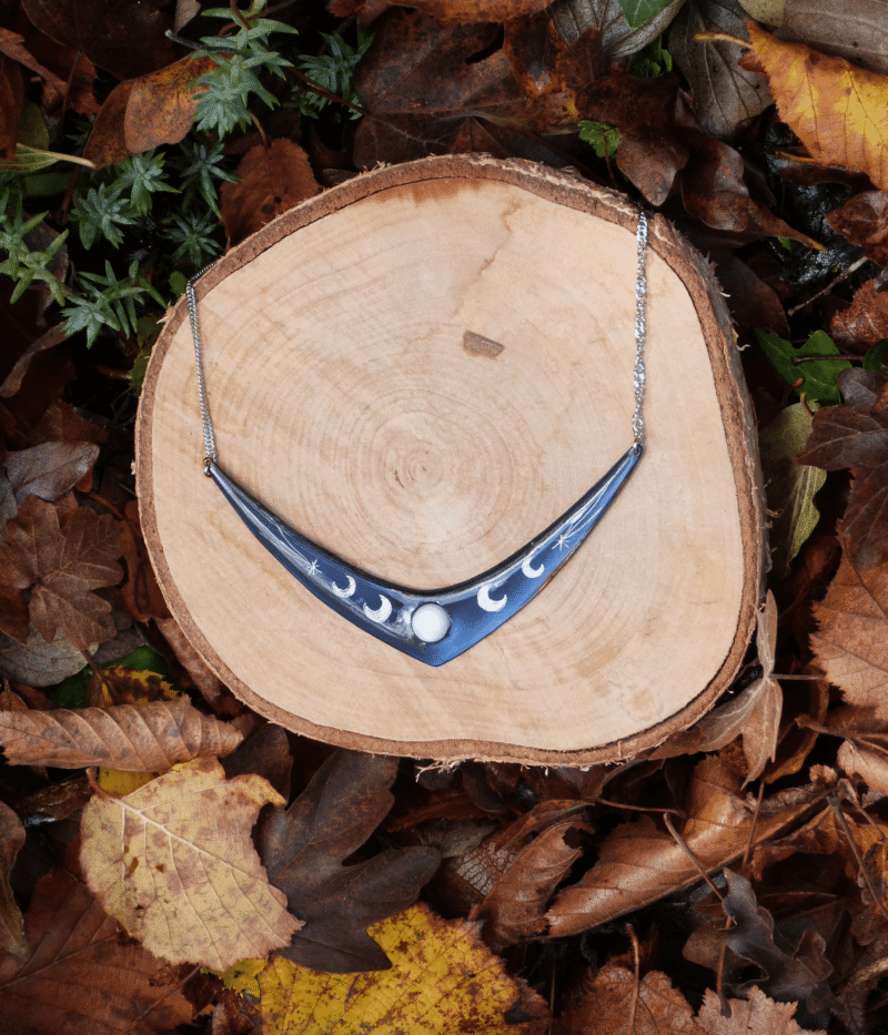 Plastron fin cycle lunaire en acier bleui et nacre