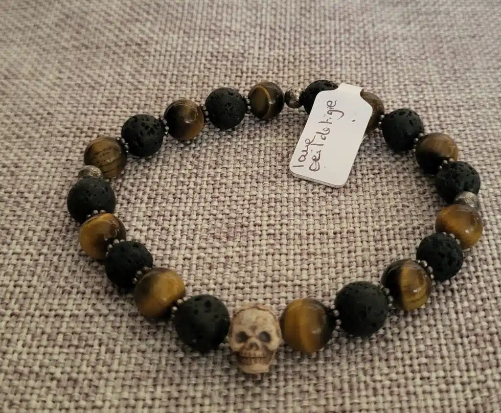 Bracelet crâne oeil de tigre perles de lave