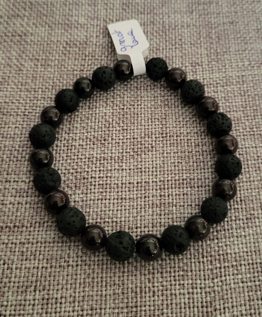 Bracelet grenat et perle de lave