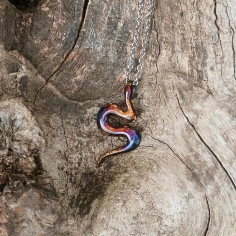 Pendentif serpent multicolore