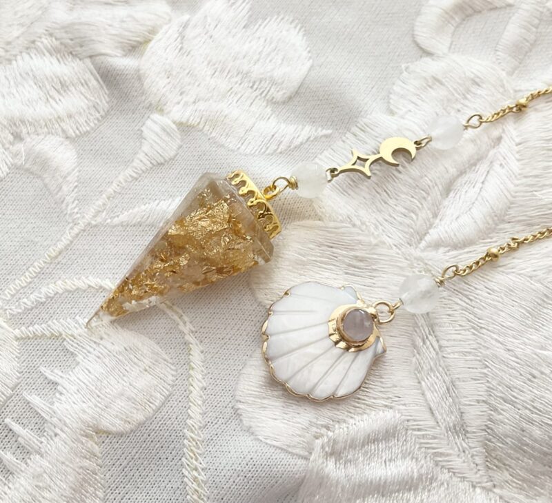 Pendule de divination Orgonite & Cristal de Roche - Coquille Saint Jacques en nacre