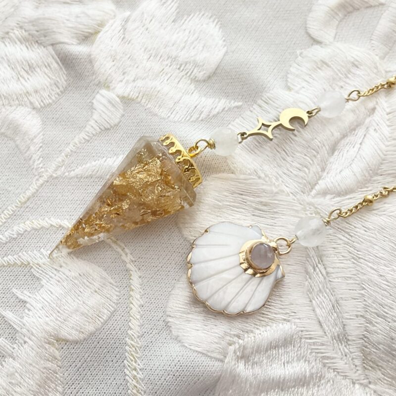 Pendule de divination Orgonite & Cristal de Roche - Coquille Saint Jacques en nacre