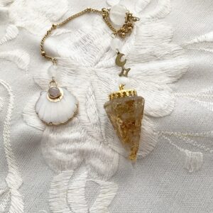 Pendule de divination Orgonite & Cristal de Roche - Coquille Saint Jacques en nacre