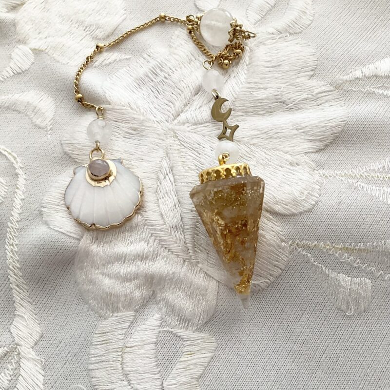 Pendule de divination Orgonite & Cristal de Roche - Coquille Saint Jacques en nacre