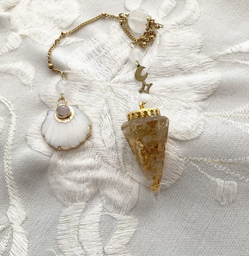 Pendule de divination Orgonite & Cristal de Roche - Coquille Saint Jacques en nacre