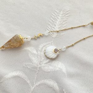 Pendule de divination Orgonite & Cristal de Roche - Coquille Saint Jacques en nacre