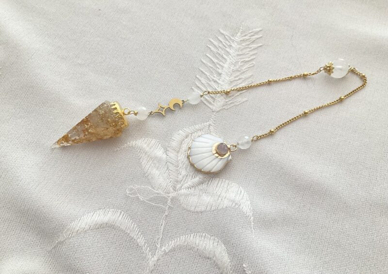 Pendule de divination Orgonite & Cristal de Roche - Coquille Saint Jacques en nacre