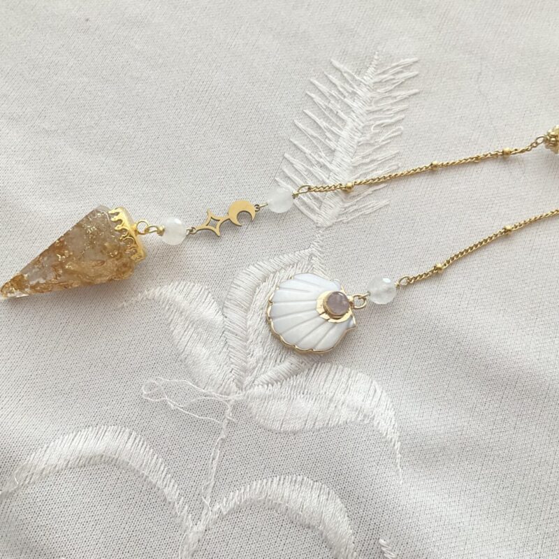 Pendule de divination Orgonite & Cristal de Roche - Coquille Saint Jacques en nacre