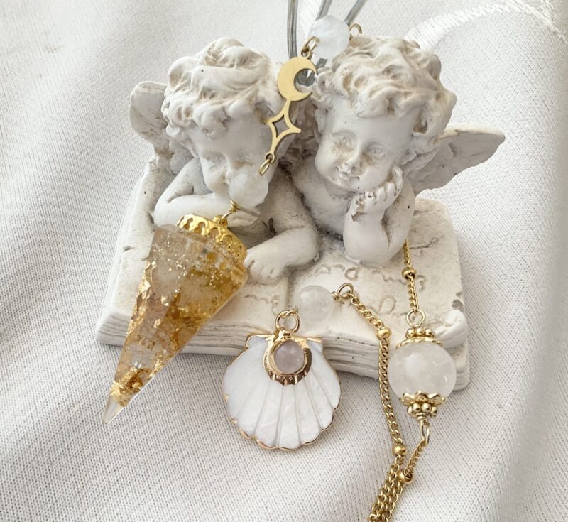 Pendule de divination Orgonite & Cristal de Roche - Coquille Saint Jacques en nacre