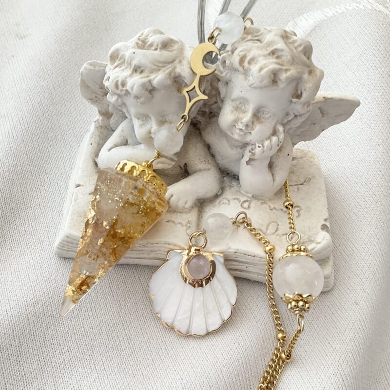Pendule de divination Orgonite & Cristal de Roche - Coquille Saint Jacques en nacre
