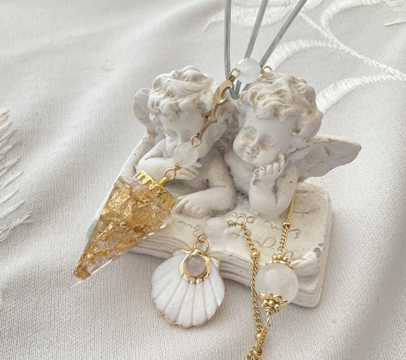 Pendule de divination Orgonite & Cristal de Roche - Coquille Saint Jacques en nacre