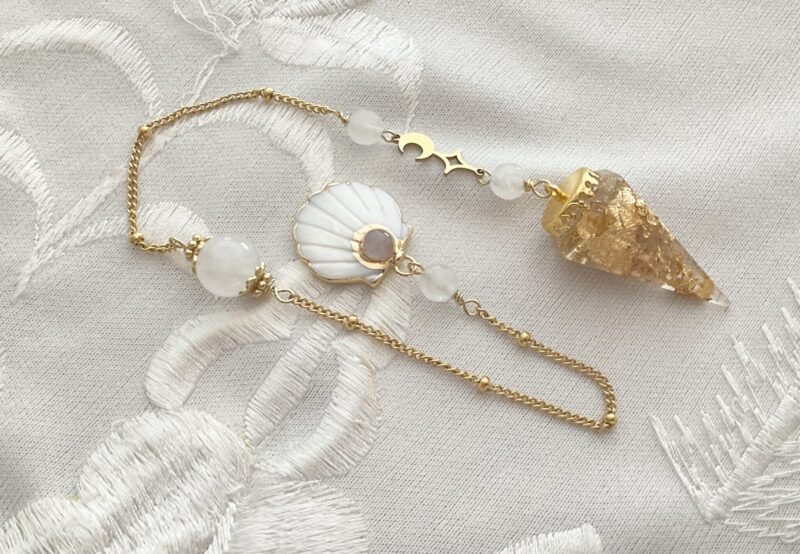 Pendule de divination Orgonite & Cristal de Roche - Coquille Saint Jacques en nacre