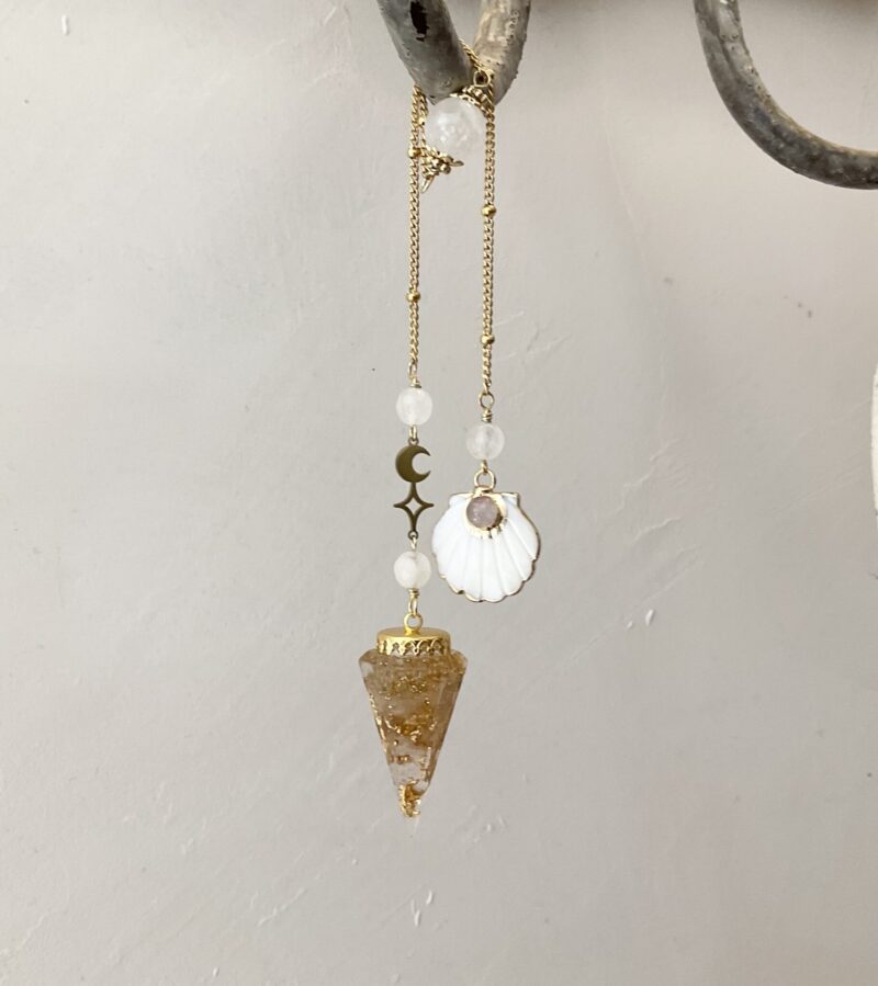 Pendule de divination Orgonite & Cristal de Roche - Coquille Saint Jacques en nacre