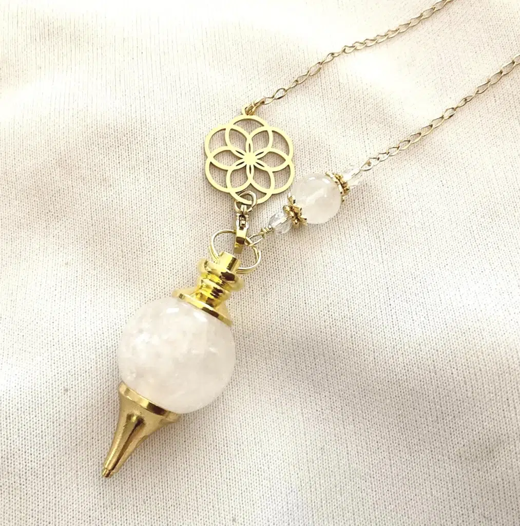 Collier pendule divinatoire - cristal de roche, fleur de vie en acier