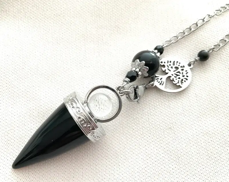 collier onyx 2 Collier-Pendule en Pierres Naturelles - Pointe Onyx, Obsidienne et Arbre de Vie