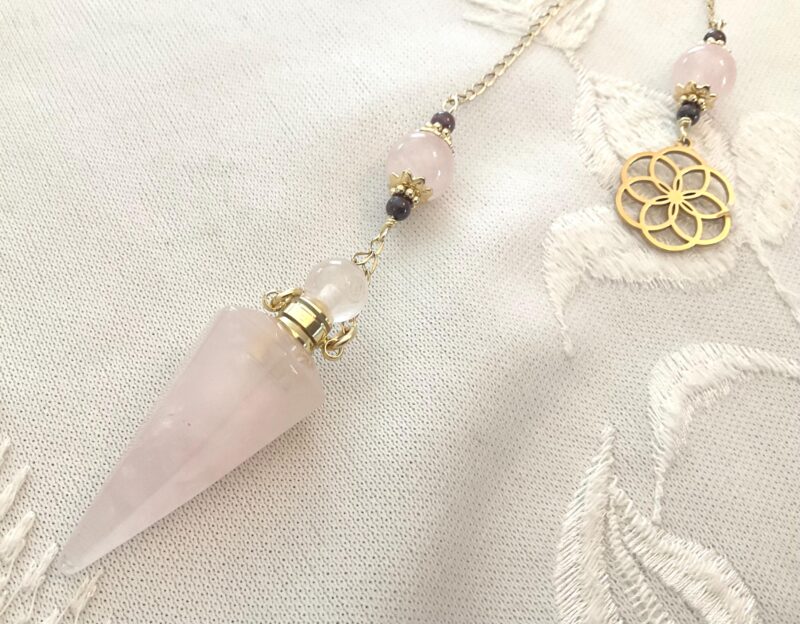 Pendule de divination avec fiole en quartz rose, grenat et fleur de vie