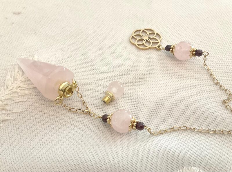 Pendule de divination avec fiole en quartz rose, grenat et fleur de vie