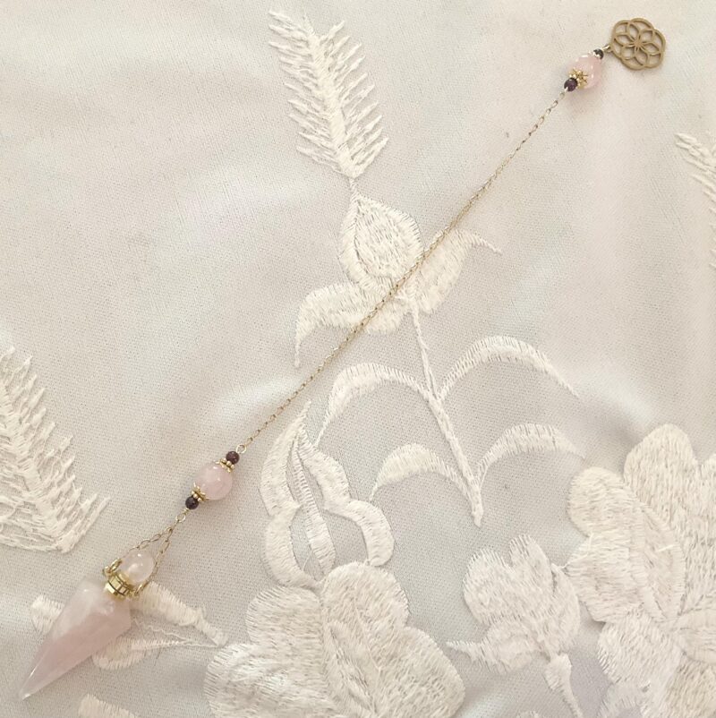Pendule de divination avec fiole en quartz rose, grenat et fleur de vie