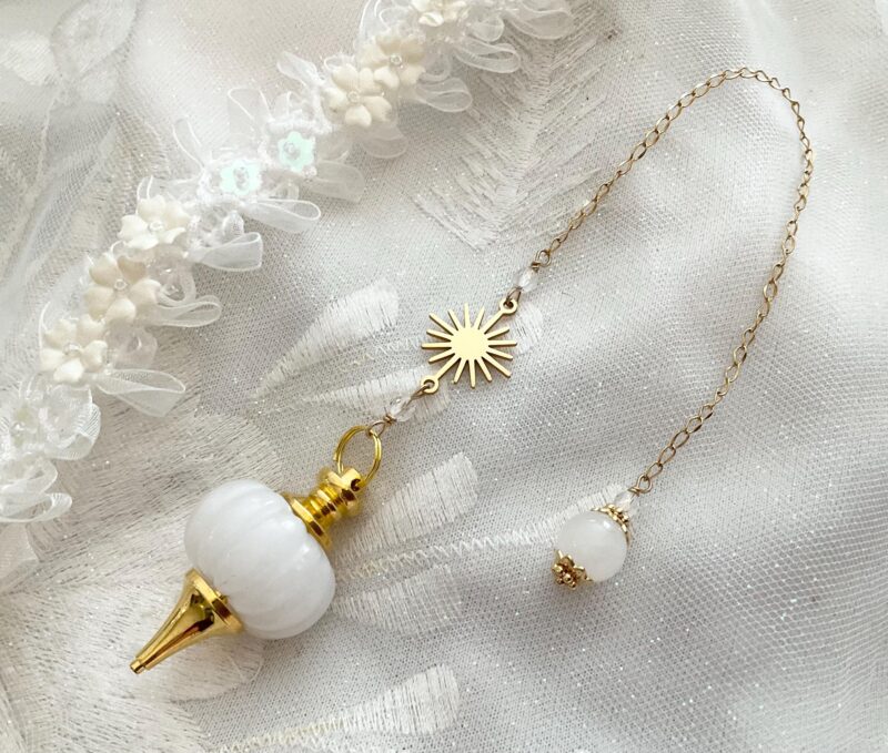 Pendule divinatoire Jade Blanc et soleil en acier doré inoxydable