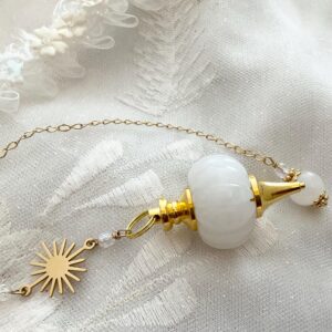 Pendule divinatoire Jade Blanc et soleil en acier doré inoxydable