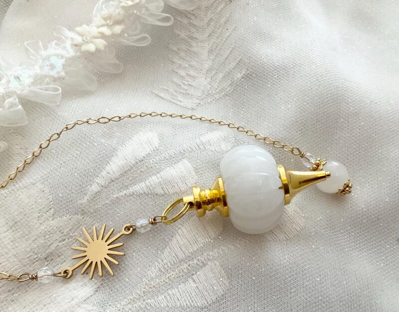Pendule divinatoire Jade Blanc et soleil en acier doré inoxydable