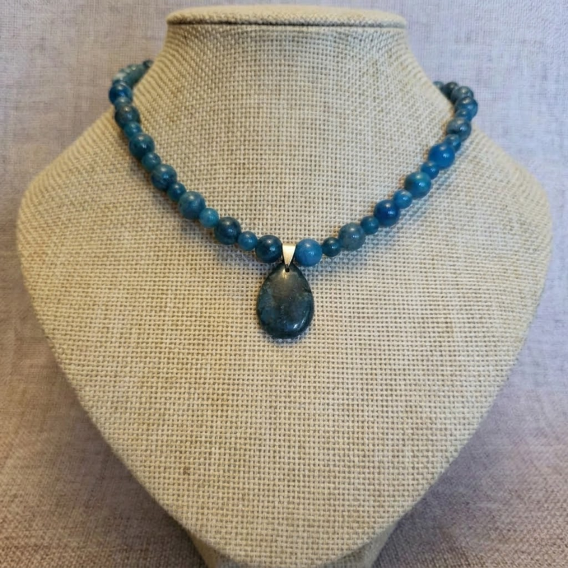 Colllier en Apatite néon