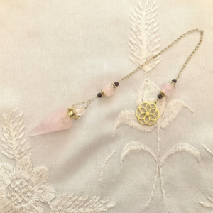 Pendule de divination avec fiole en quartz rose, grenat et fleur de vie