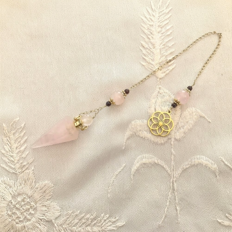Pendule de divination avec fiole en quartz rose, grenat et fleur de vie