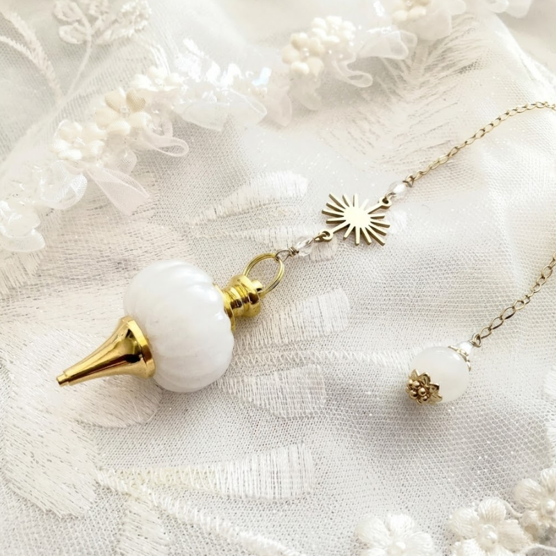 Pendule de divination en jade blanc