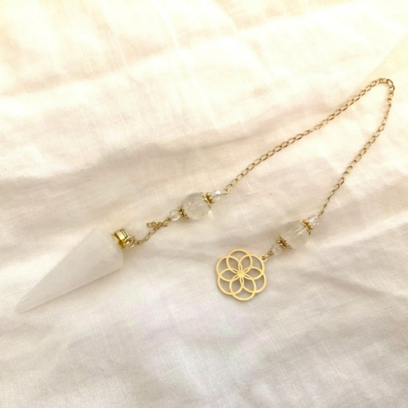 Pendule de divination avec fiole en cristal de roche et fleur de vie en acier