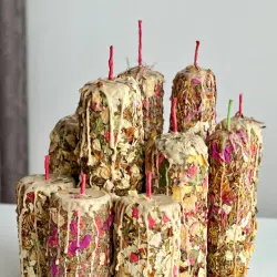 Bougie rituelle artisanale décorée d'herbes séchées