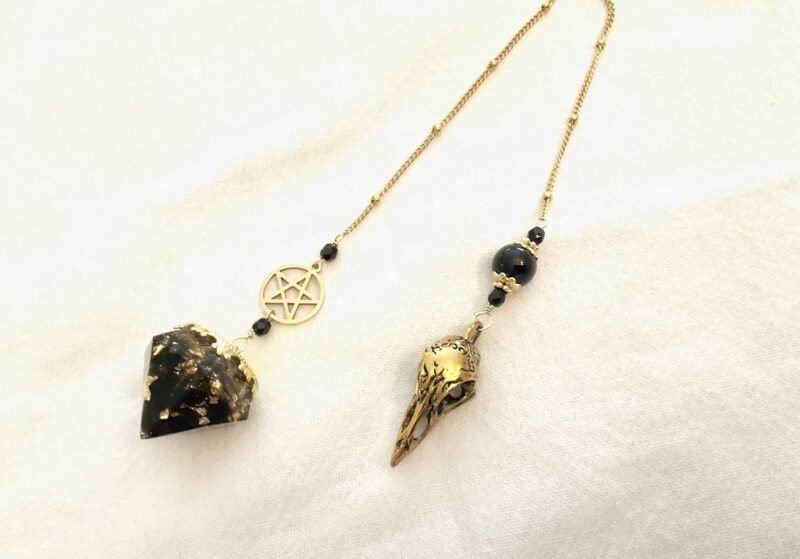 Pendule avec Orgonite fait main en obsidienne - Pentacle et Corbeau