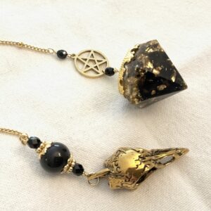 Pendule avec Orgonite fait main en obsidienne - Pentacle et Corbeau