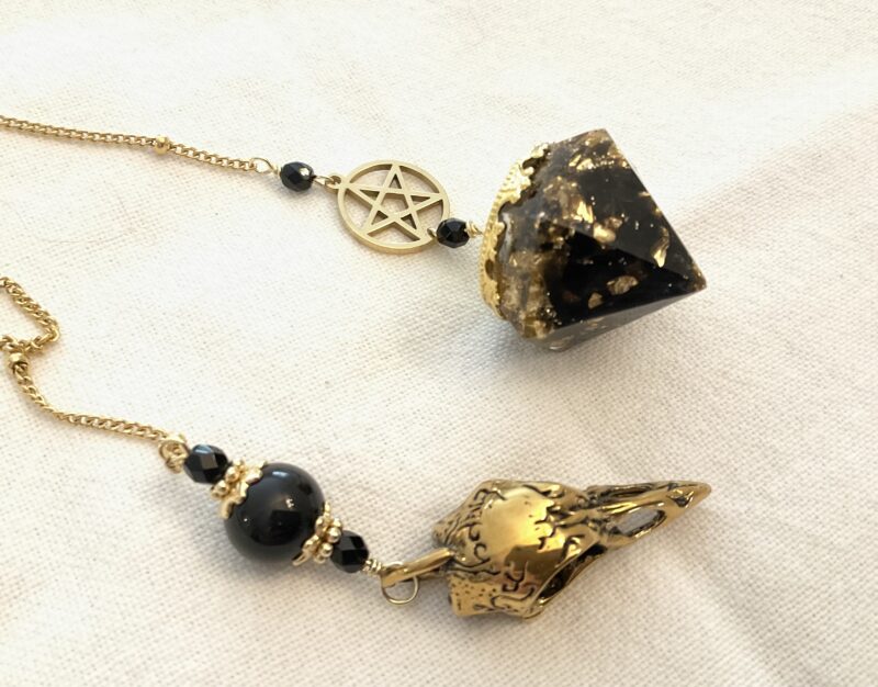 Pendule avec Orgonite fait main en obsidienne - Pentacle et Corbeau