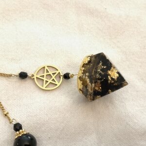 Pendule avec Orgonite fait main en obsidienne - Pentacle et Corbeau