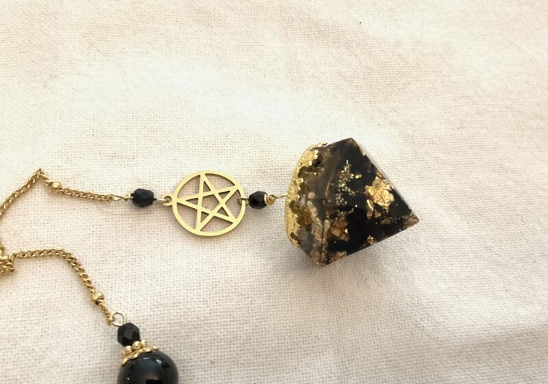 Pendule avec Orgonite fait main en obsidienne - Pentacle et Corbeau