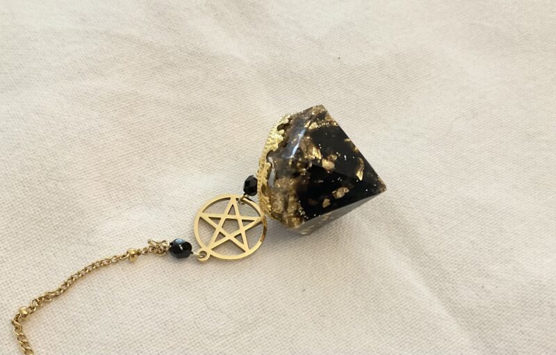 Pendule avec Orgonite fait main en obsidienne - Pentacle et Corbeau