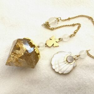 Pendule de divination Orgonite en cristal de roche et Coquille St Jacques