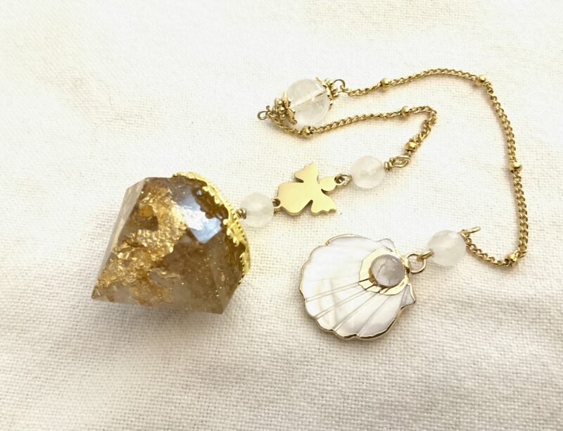 Pendule de divination Orgonite en cristal de roche et Coquille St Jacques