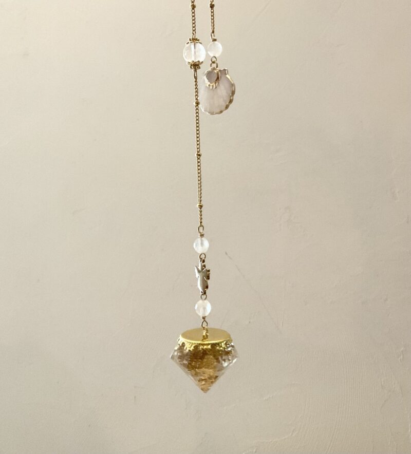 Pendule de divination Orgonite en cristal de roche et Coquille St Jacques
