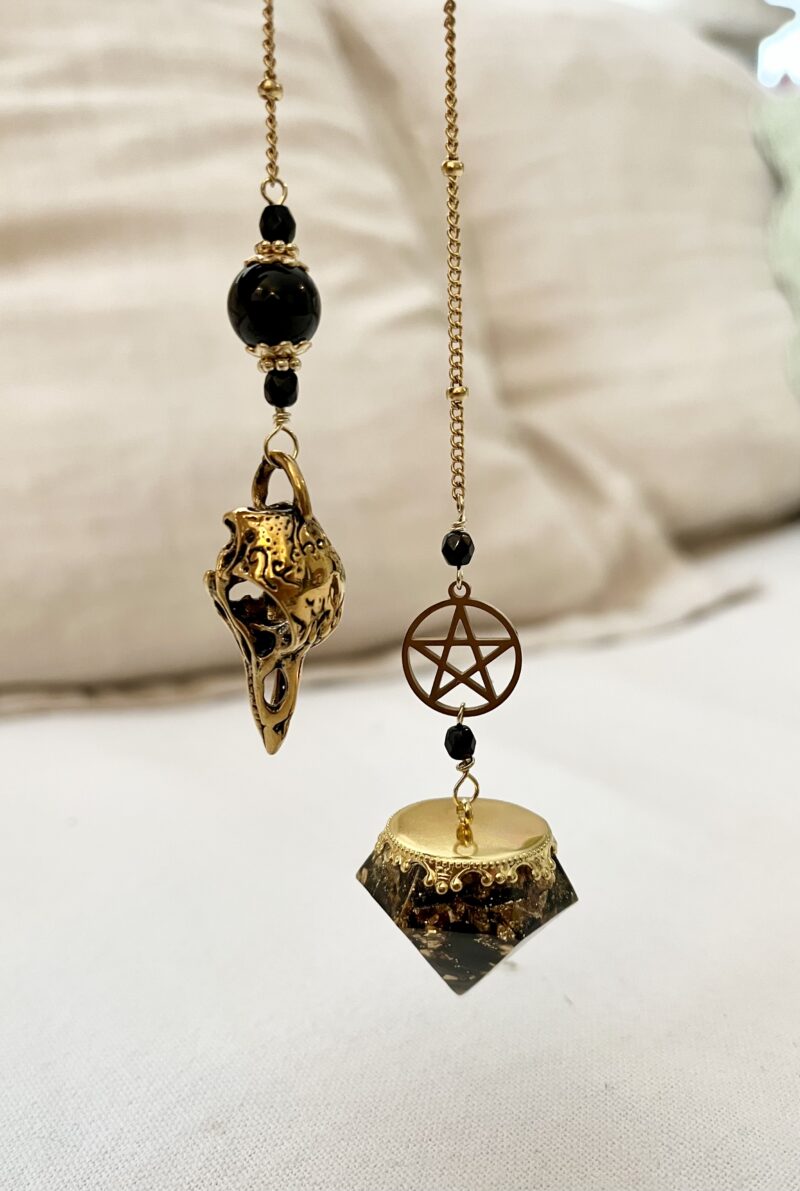 Pendule avec Orgonite fait main en obsidienne - Pentacle et Corbeau