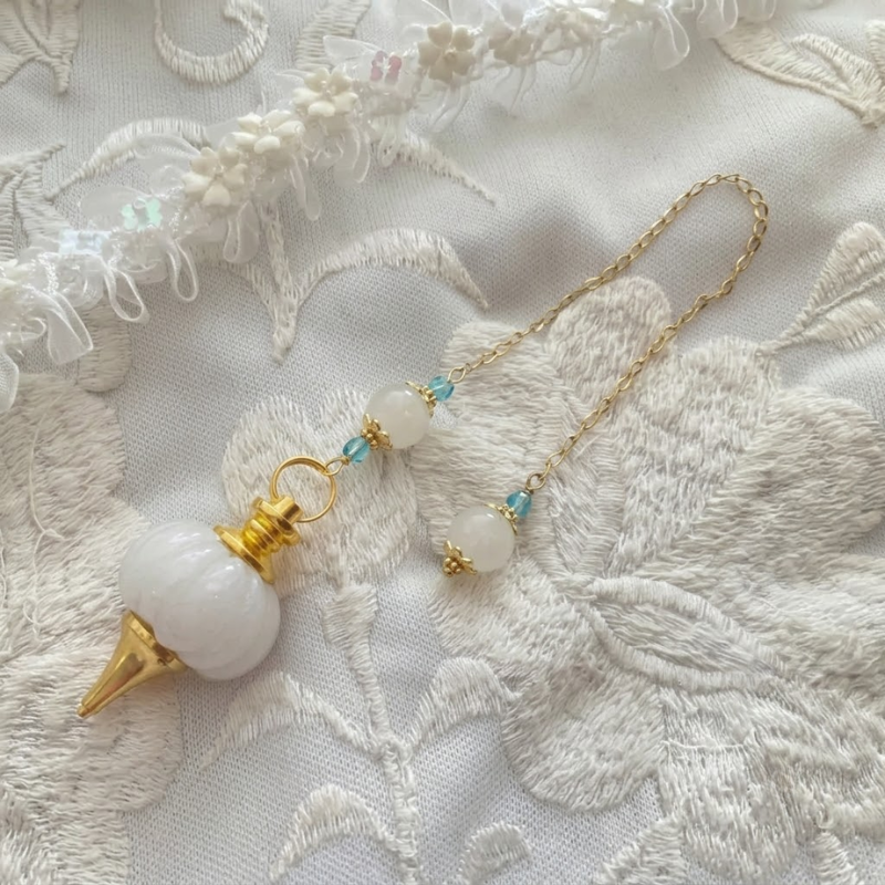 Pendule de radiesthésie en jade blanc et soleil en acier inoxydable