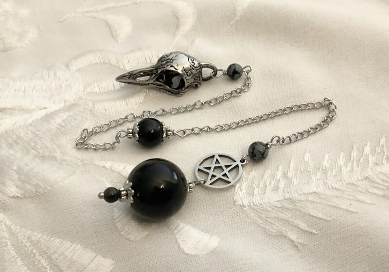 Pendule de divination en Obsidienne, Pentacle et Crâne de corbeau